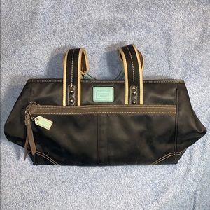 Medium Coach Bag!! Showing light signs of use...👜